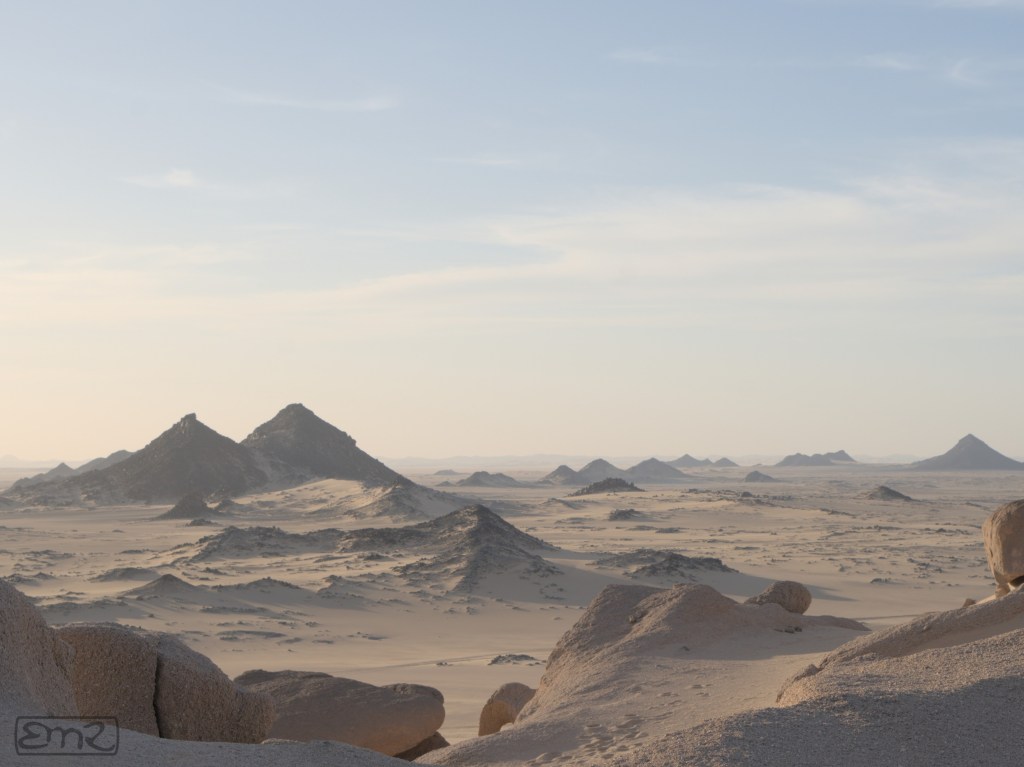 Wüstenlandschaft mit kegelförmigen Hügeln
