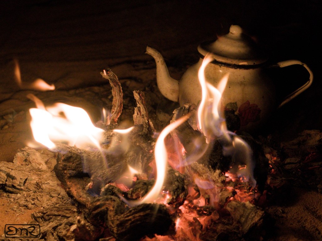 Lagerfeuer mit Teekanne, die in der Glut steht